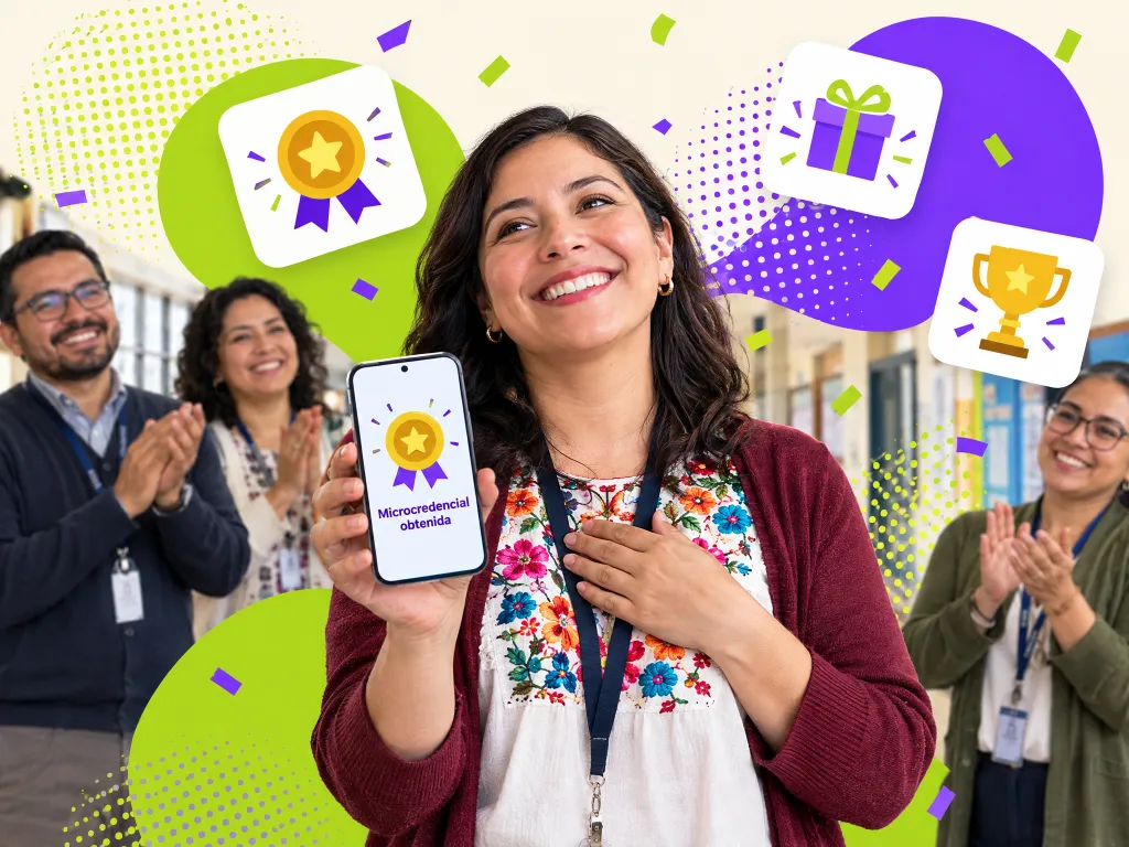 Maestra mostrando en su celular una microcredencial obtenida mientras sus compañeros aplauden