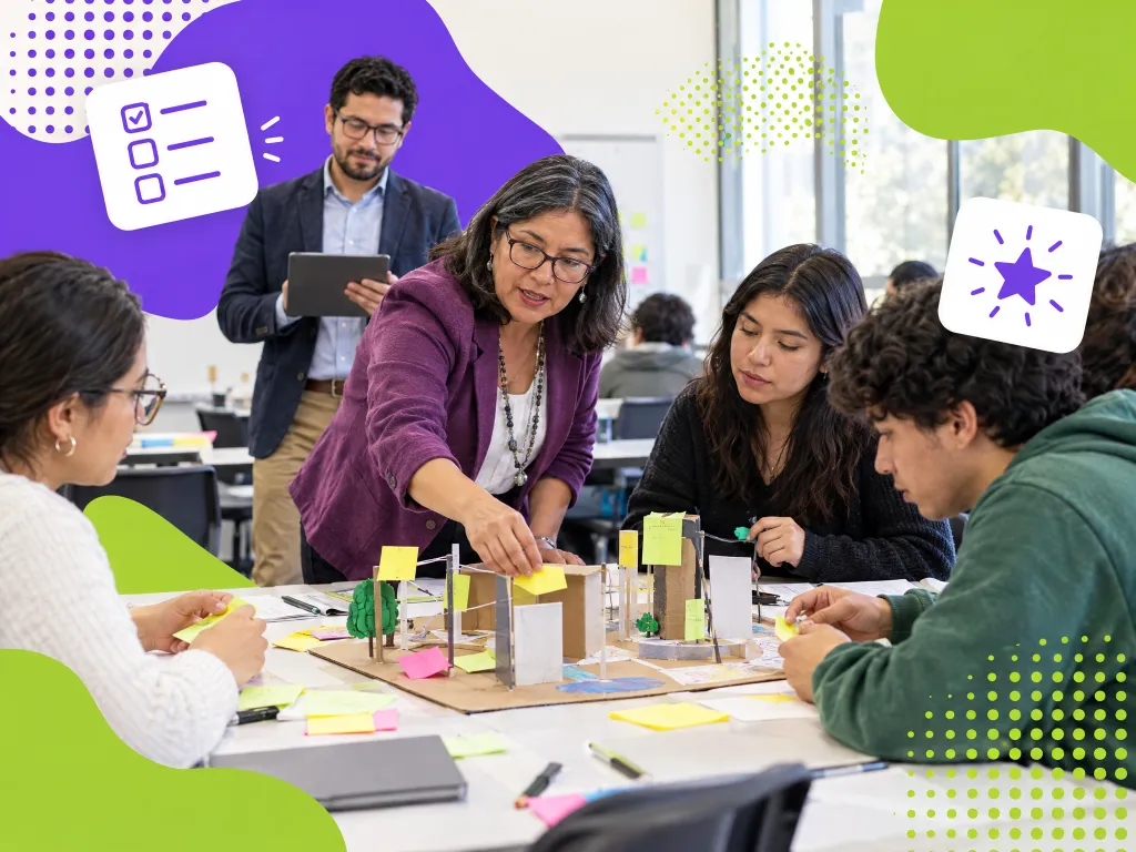 Profesora universitaria aplicando aprendizaje basado en proyectos con sus estudiantes mientras una formadora observa con una rúbrica