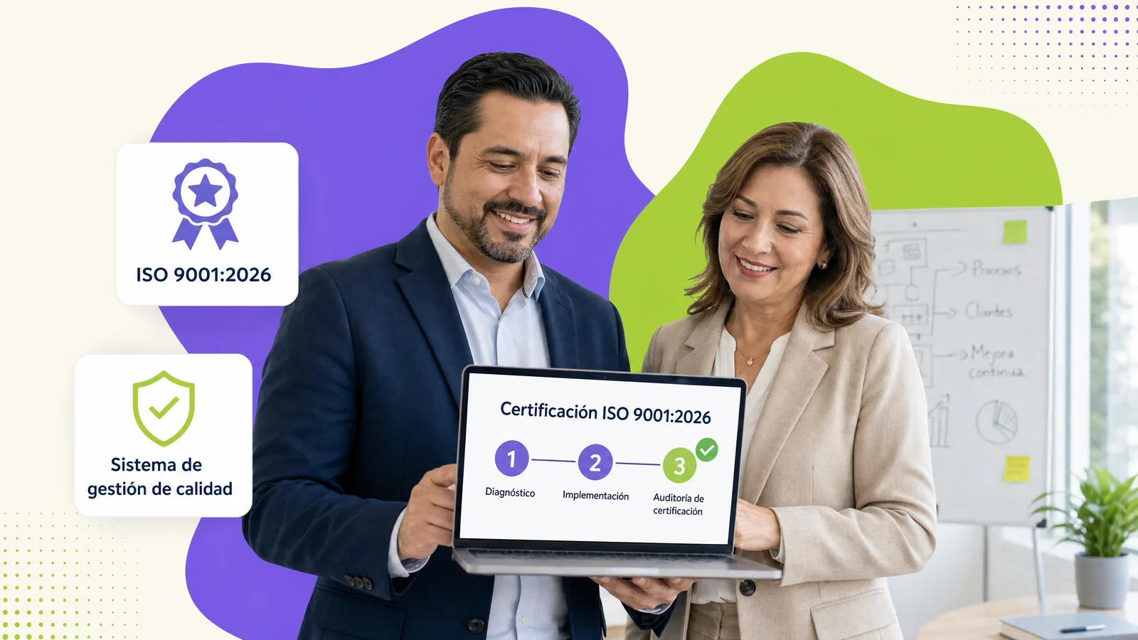Consultor de calidad y directora de una empresa revisando en una laptop el plan de certificación ISO 9001:2026