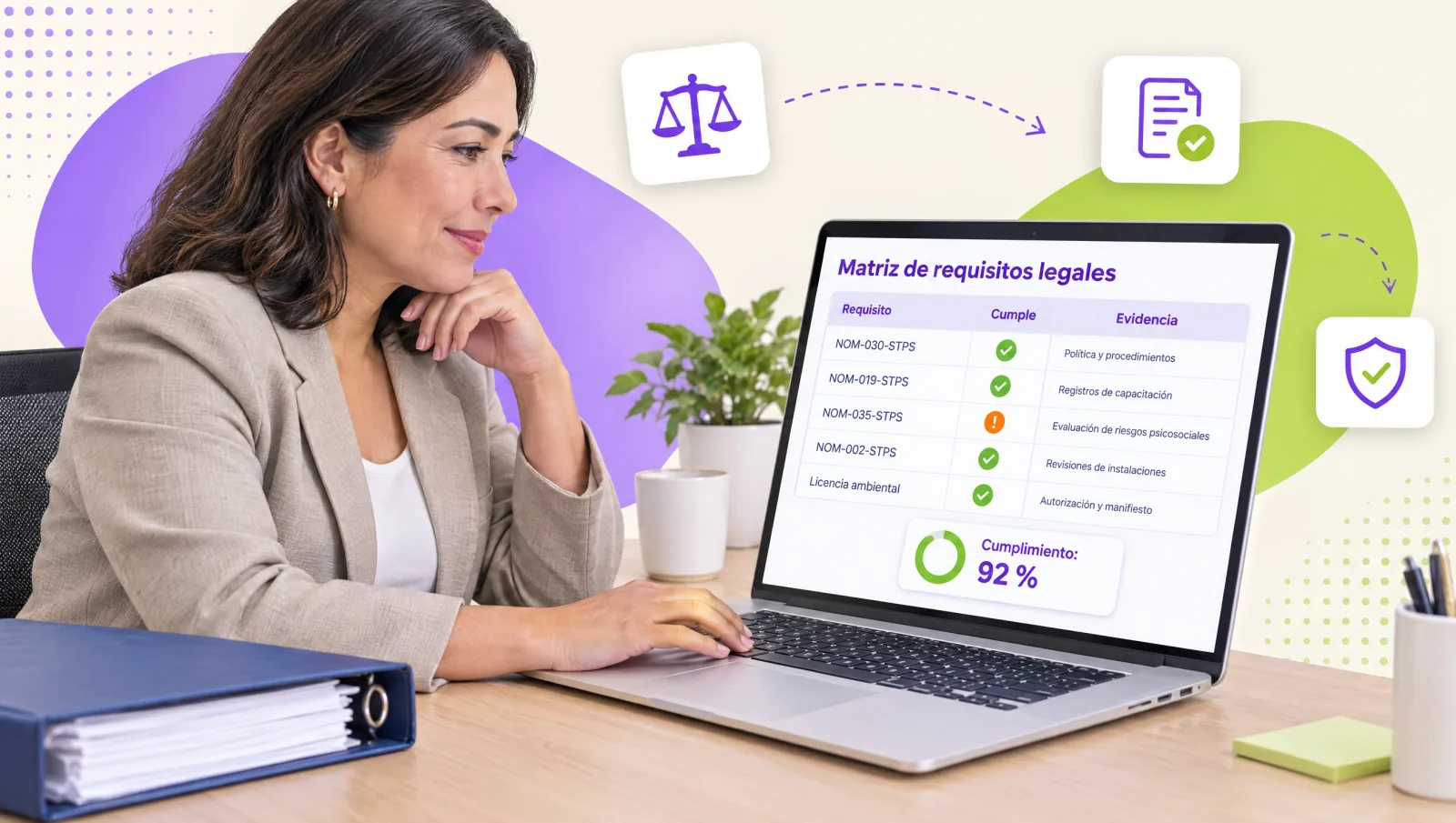 Especialista en cumplimiento revisando en una laptop la matriz de requisitos legales con las NOM de la STPS