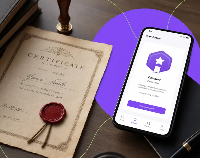 Certificado en papel frente a una insignia digital en un smartphone