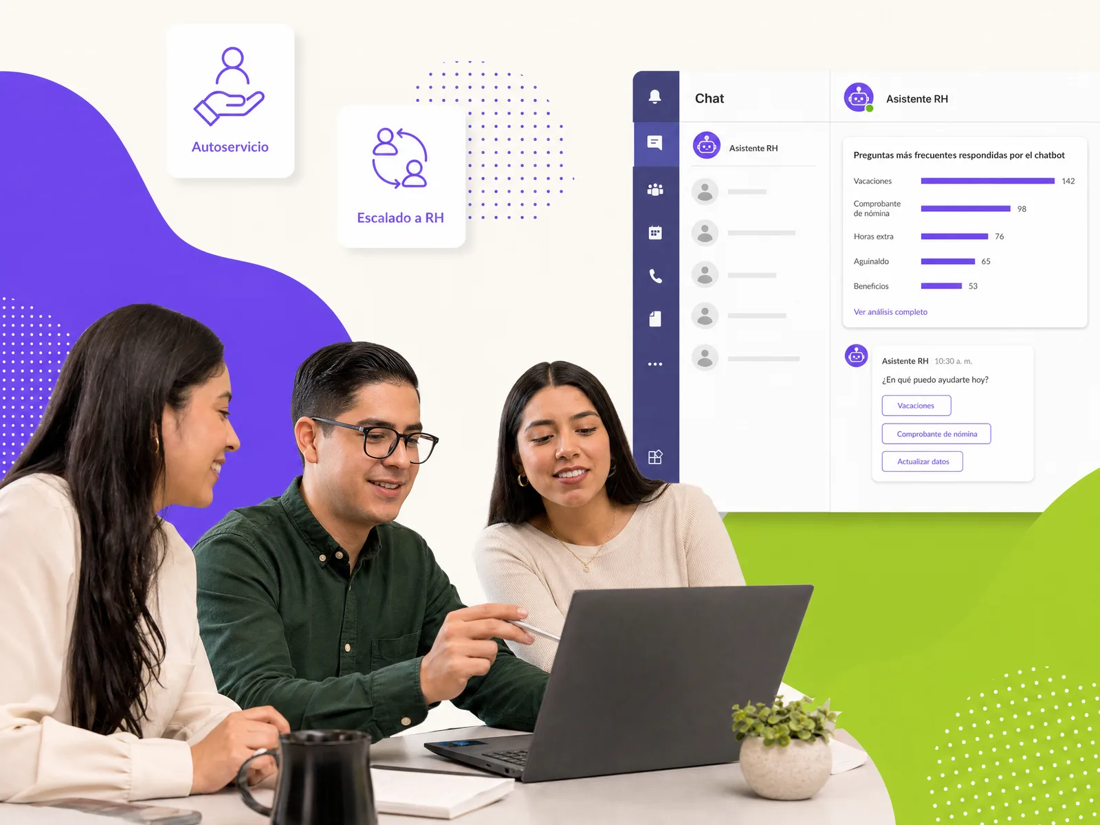 Analista de Recursos Humanos revisando en su laptop las consultas que respondió el chatbot de RH